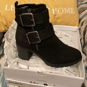 Black Sonoma (Kohl’s deal) short buckled boots